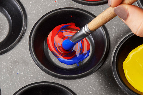 Family how-to: make a colour wheel blue and red Family how-to: make a colour wheel blue and red